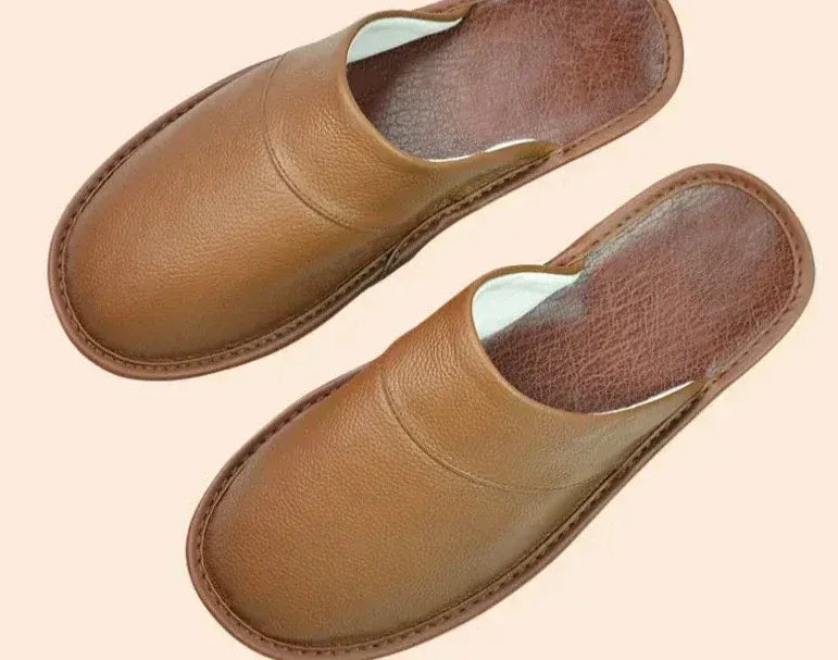 Detail van leren slippers met zachte textuur en afgeronde neus voor vrouwen