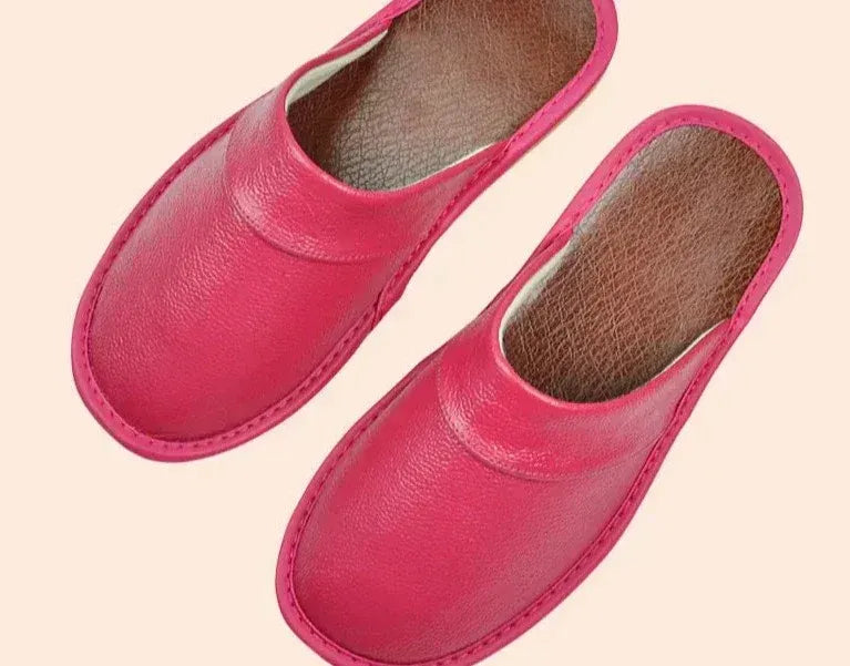 Dames huisslippers in leer met gesloten ontwerp en moeiteloze instap