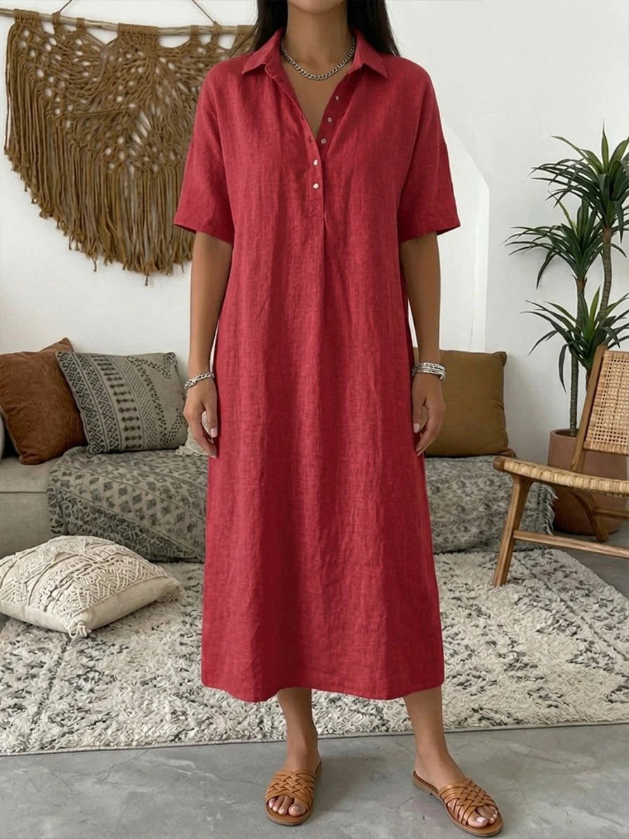 Dames polo jurk gedragen met sandalen voor een ontspannen zomerse stijl