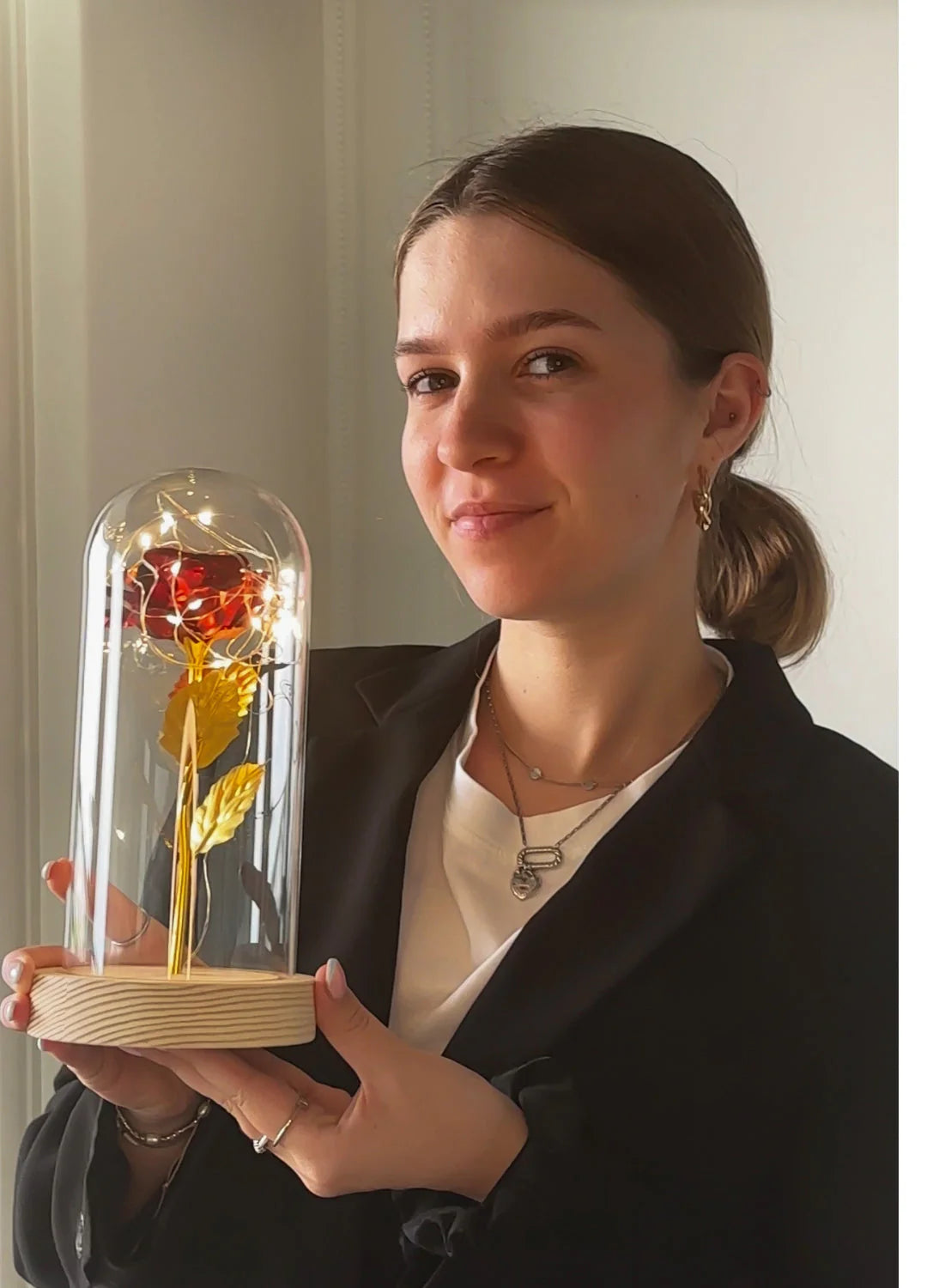 Decoratieve eeuwige roos in glazen stolp met warm LED-licht op houten voet