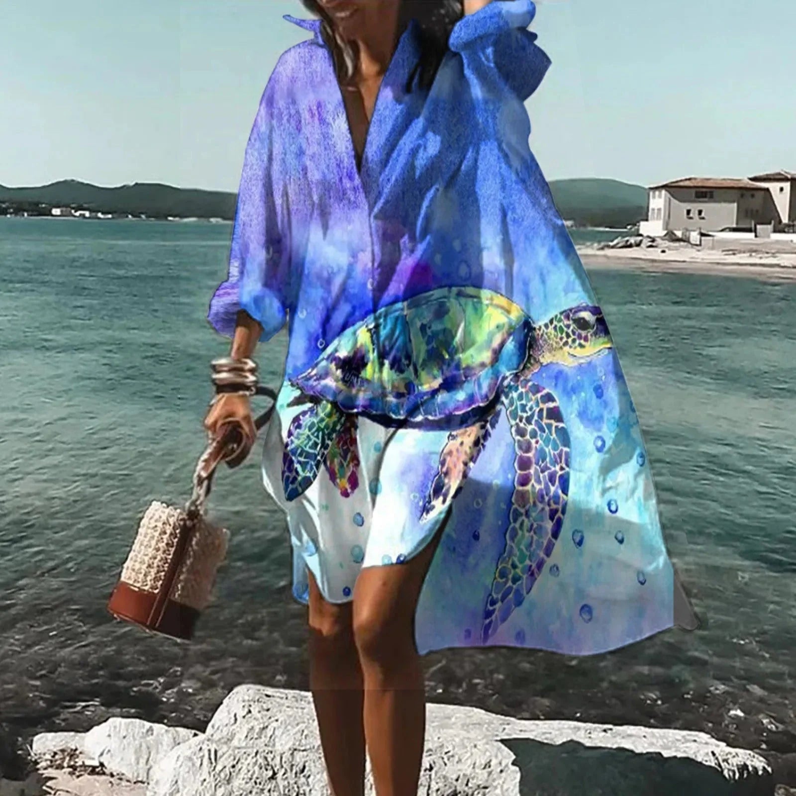 Close-up van midi jurk met all-over patroon en ballonmouwen met manchetten