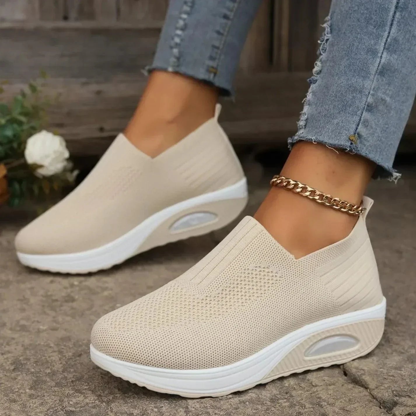 Zijaanzicht van dames instapsneaker met flexibele zool en ondersteunende basis voor natuurlijk afwikkelen