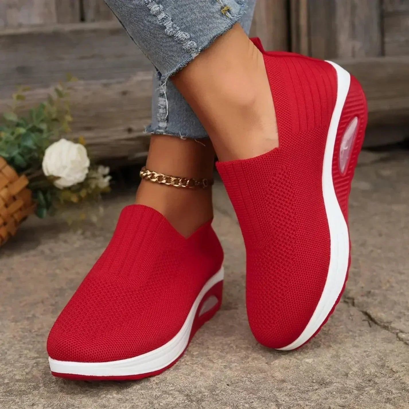 Bovenaanzicht van instapsneaker dames met luchtige bovenlaag en vetersloze slip-on pasvorm