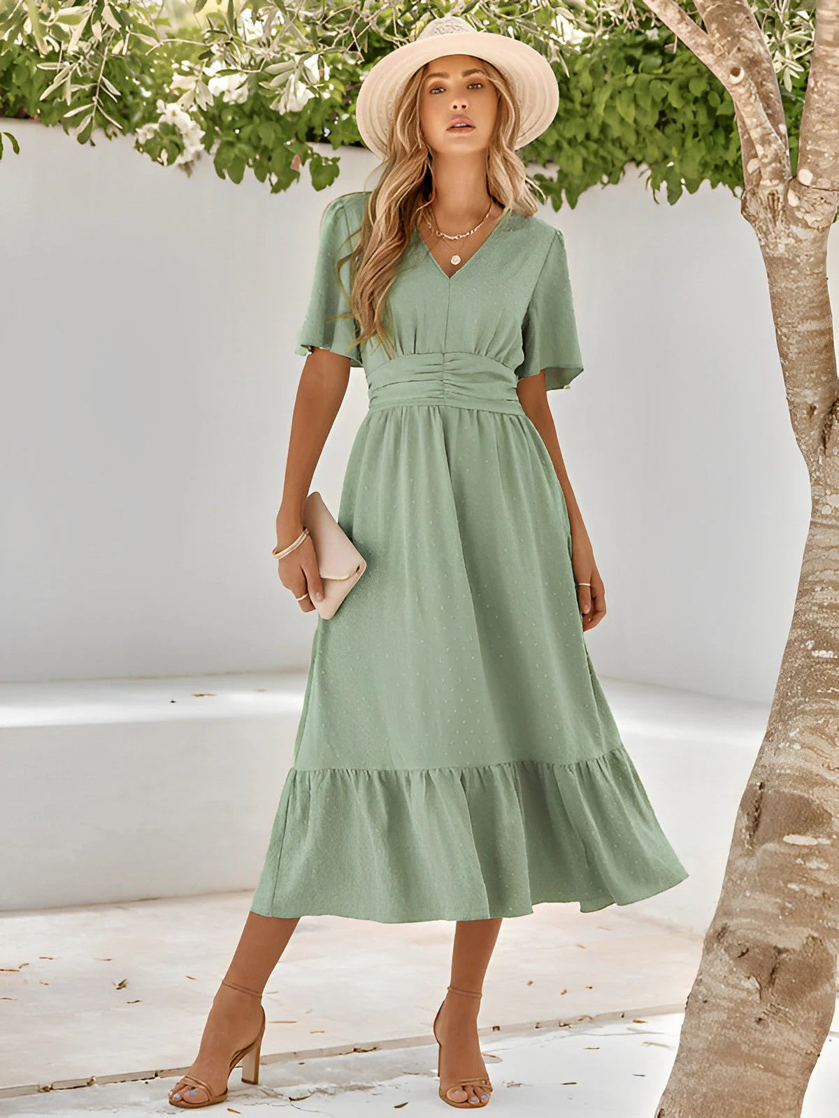 Groene midi jurk met V-hals en ceintuur, gedragen met sandalen