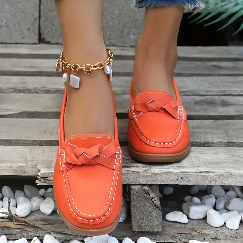 Bovenaanzicht van dames loafers met klassiek instapmodel en contraststiksels langs de rand
