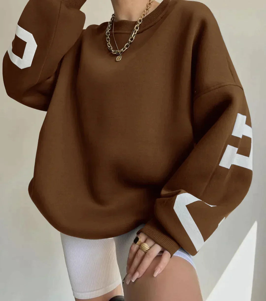 Achterkant van oversized groene sweatshirt met ronde hals en verlaagde schouderlijn