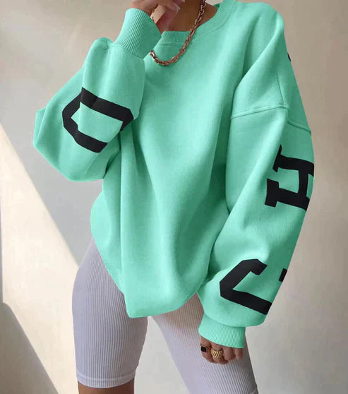 Dames oversized sweatshirt gecombineerd met witte broek voor casual dagelijkse look