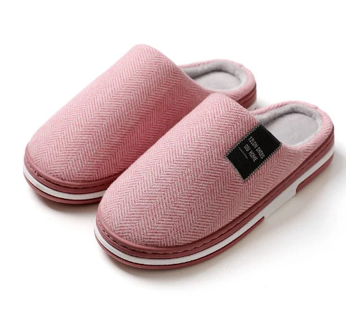 Close-up van heren slip-on pantoffels met zachte voering en gestructureerde bovenkant voor warmte en comfort