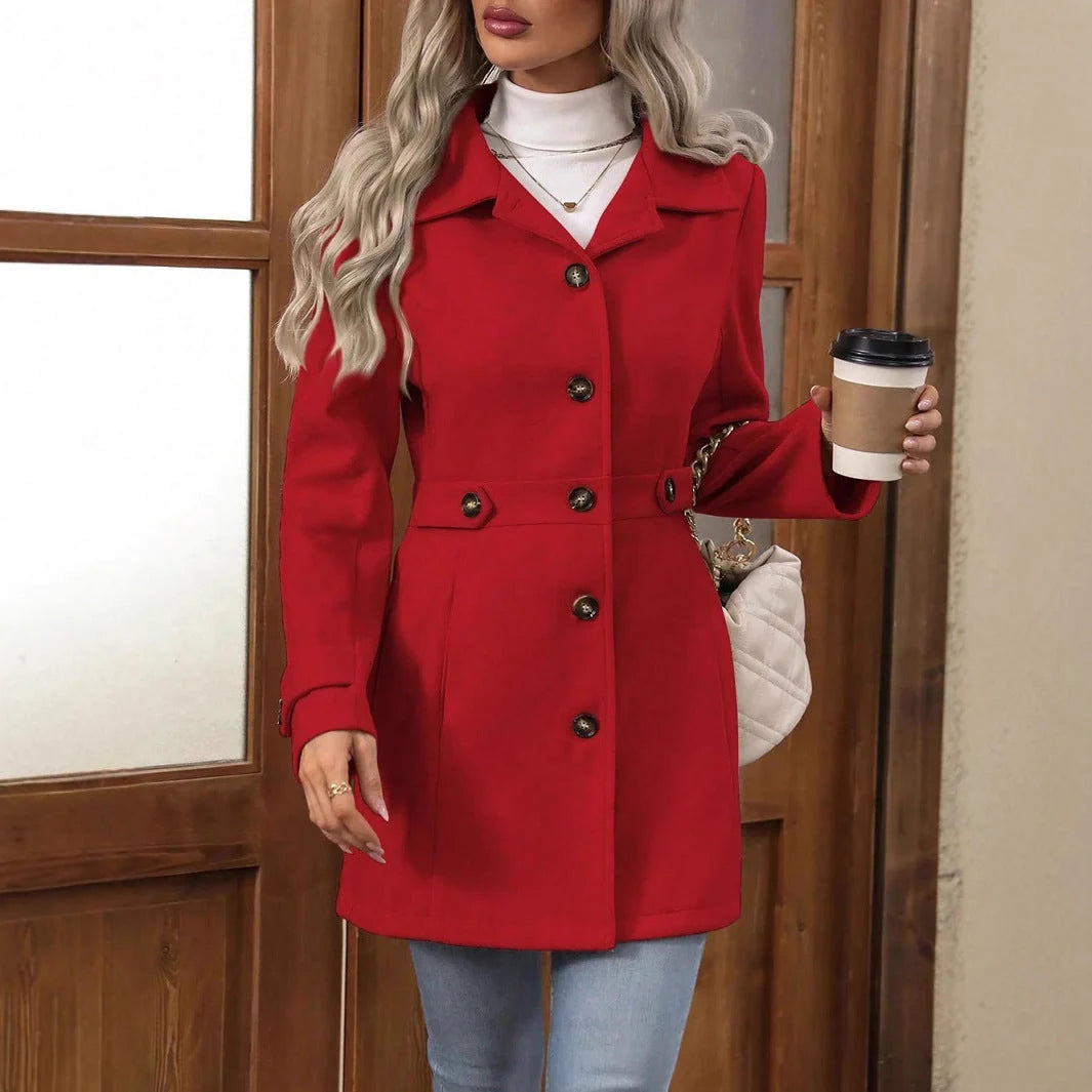 Detail van reverskraag en knoopsluiting op klassieke dames trenchcoat