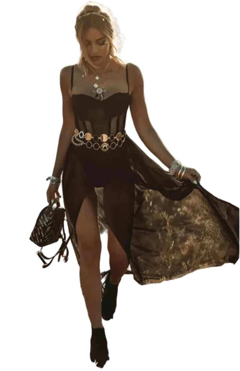 Zwarte maxi jurk met korset bovenstuk en transparante mesh rok, gedragen met laarzen voor een festivallook