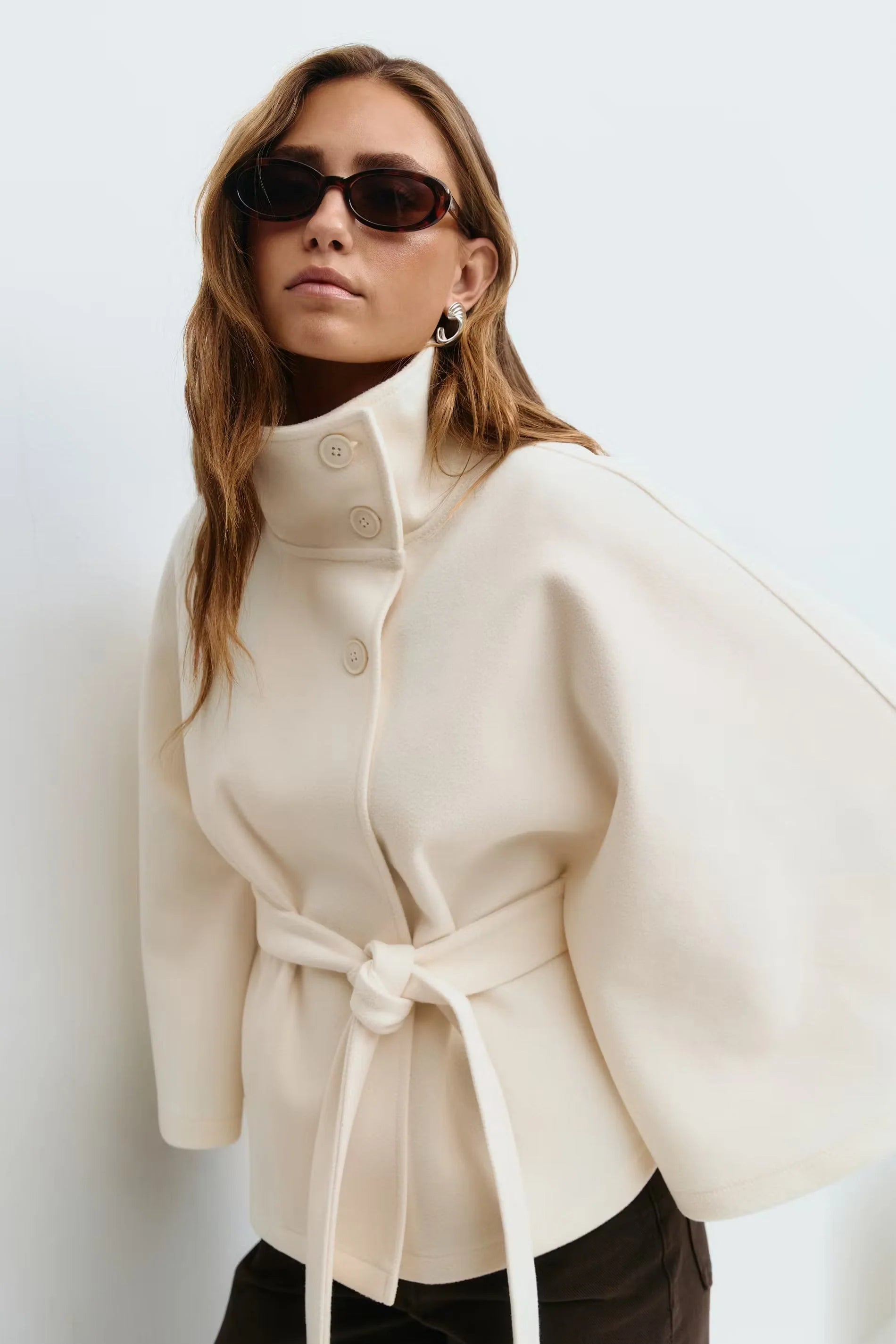 Yara Cape Jas Dames Regular Fit Hoge Kraag Strik Ceintuur Winter in beige met knoopsluiting en elegante cape-stijl