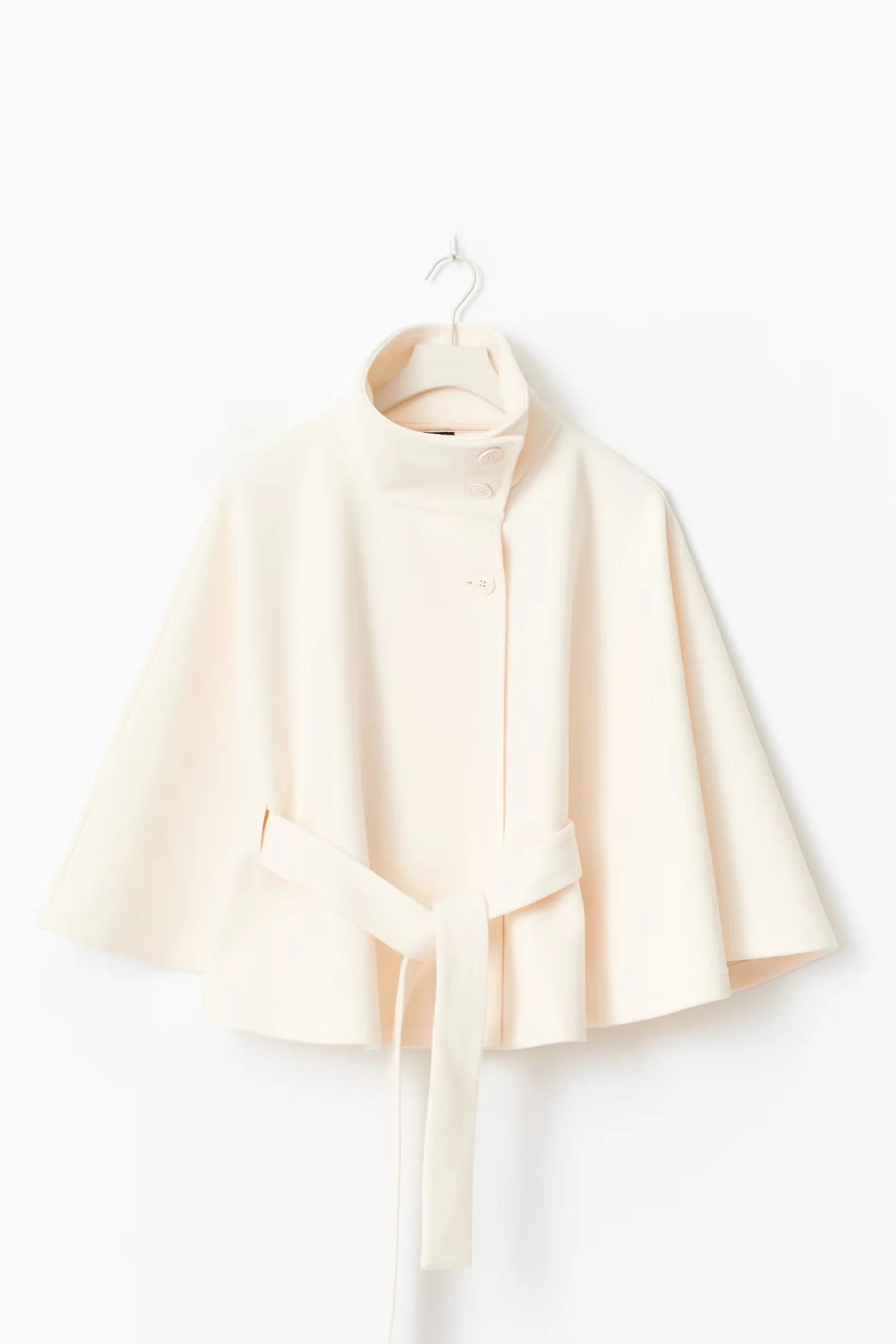 Detail van de hoge kraag met knoopsluiting van de Cape Jas Dames Regular Fit Hoge Kraag Strik Ceintuur Winter
