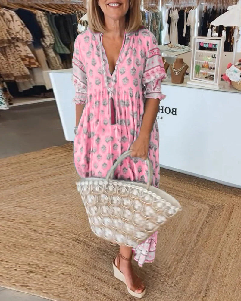 Volledige look van lichtblauwe midi-jurk met V-hals en print