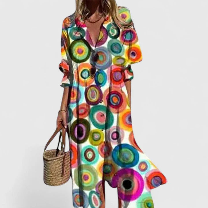 Styling voorbeeld bloemen midi jurk gecombineerd met rieten accessoires voor vakantie-look