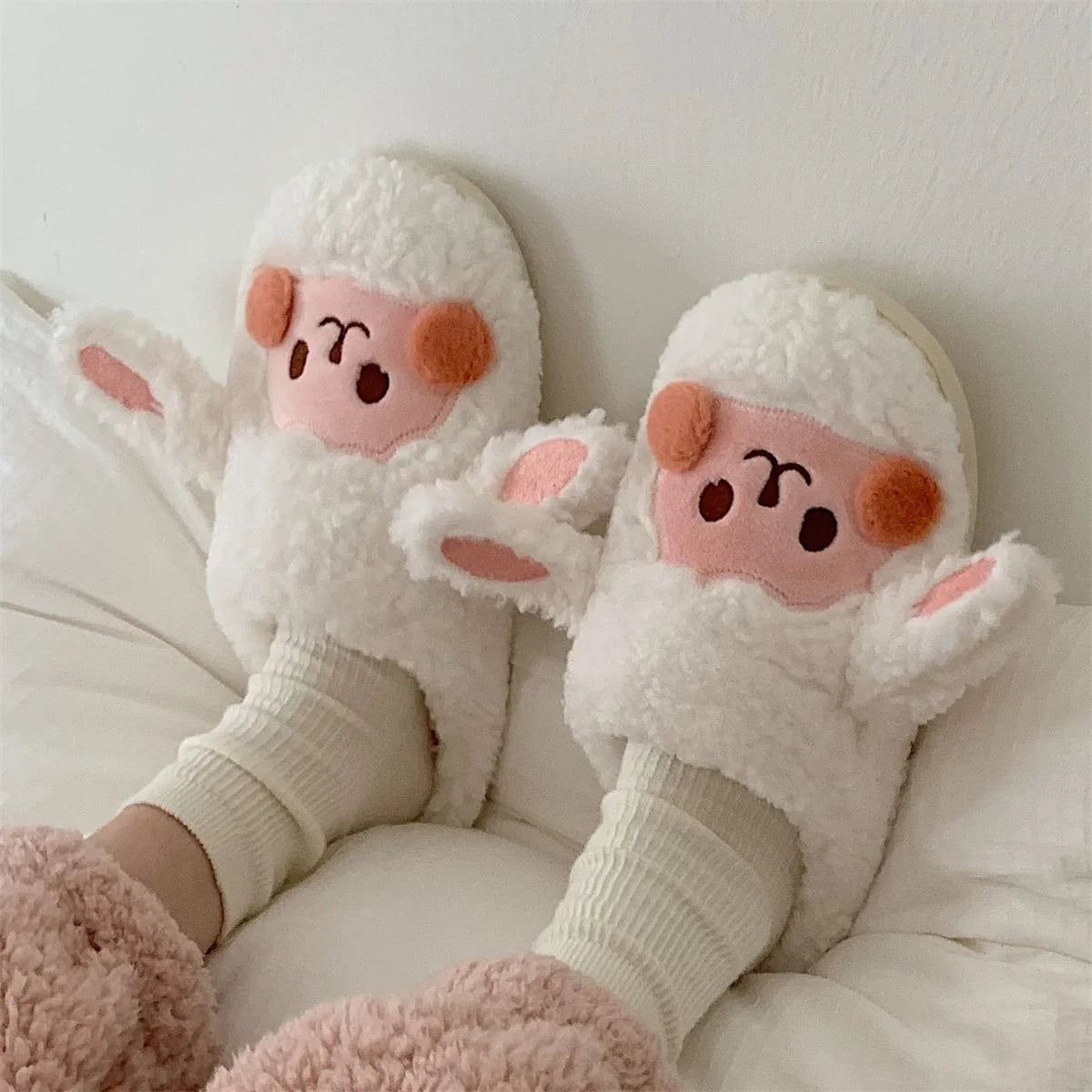 Anouk draagt Fluffy Animal Pantoffels | De schattigste pantoffels! met wit pluche schapendesign en roze gezichtje