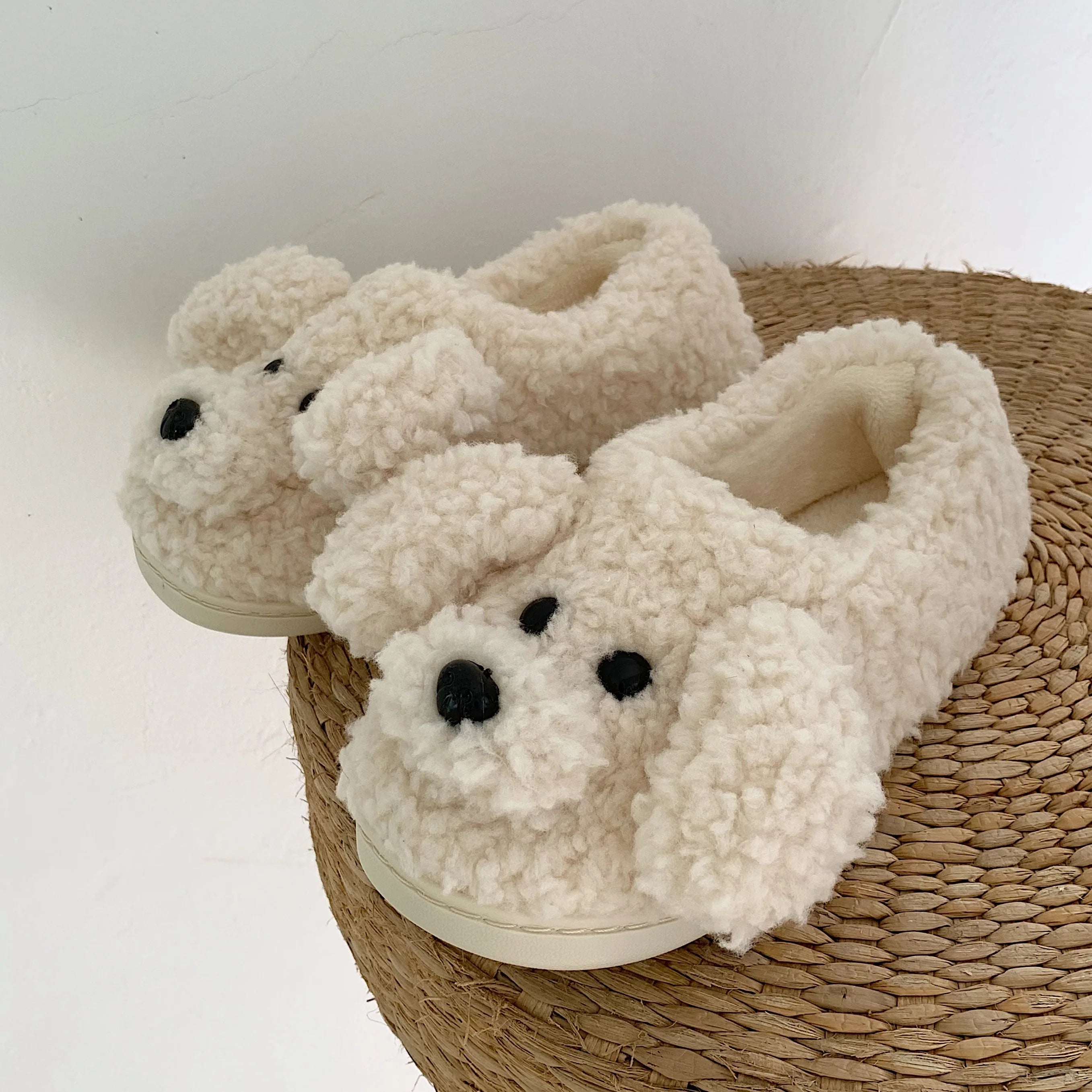 Detail van Fluffy Animal Pantoffels met roze oren en wangen op witte pluche achtergrond