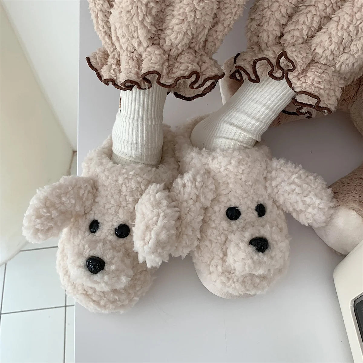 Bovenaanzicht van twee pantoffels met schattig schapendesign en zachte textuur