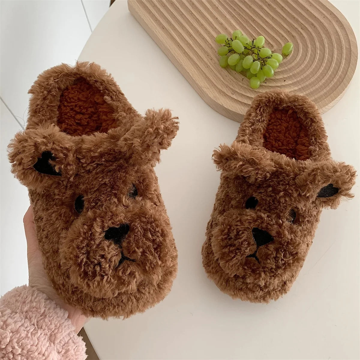 Detail van antislip zool op onderkant van Fluffy Animal Pantoffels