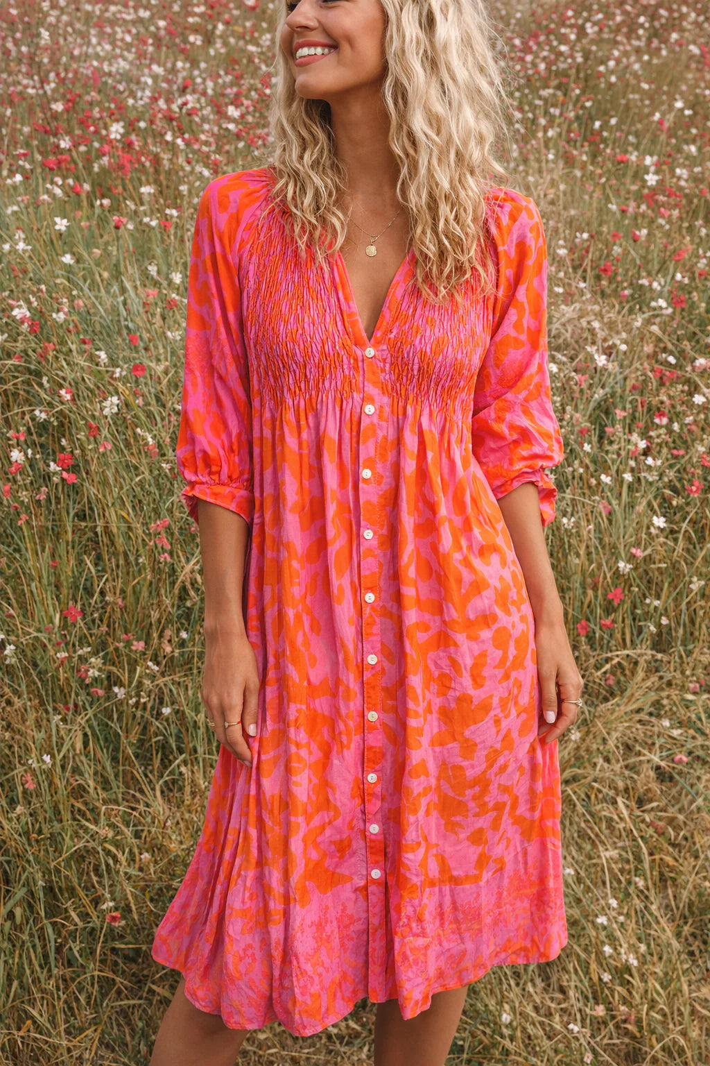 Midi jurk met roze en oranje print, V-hals met smockdetail en knoopsluiting voor dames