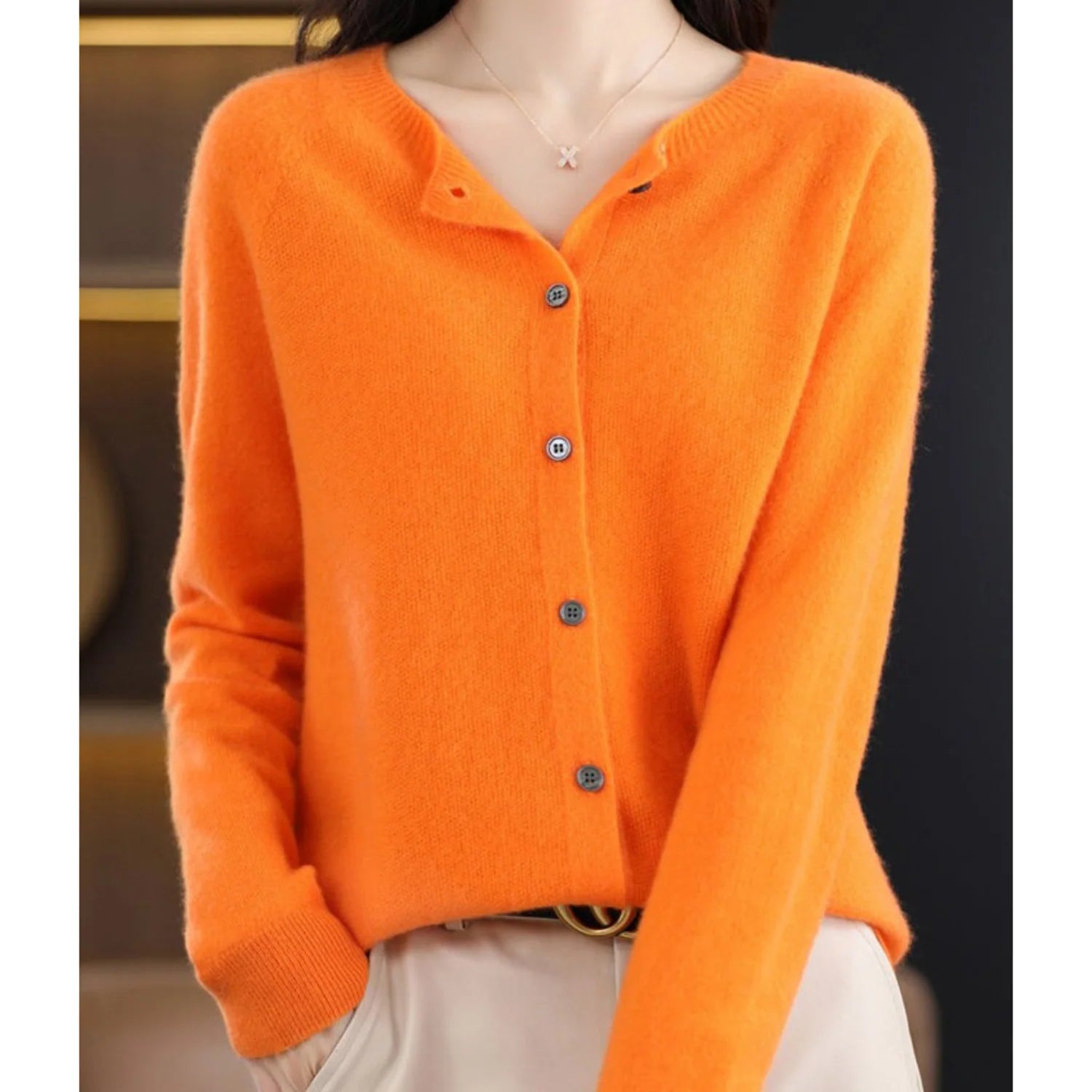 Zijaanzicht van zwarte dames cardigan met relaxed pasvorm en lange mouwen