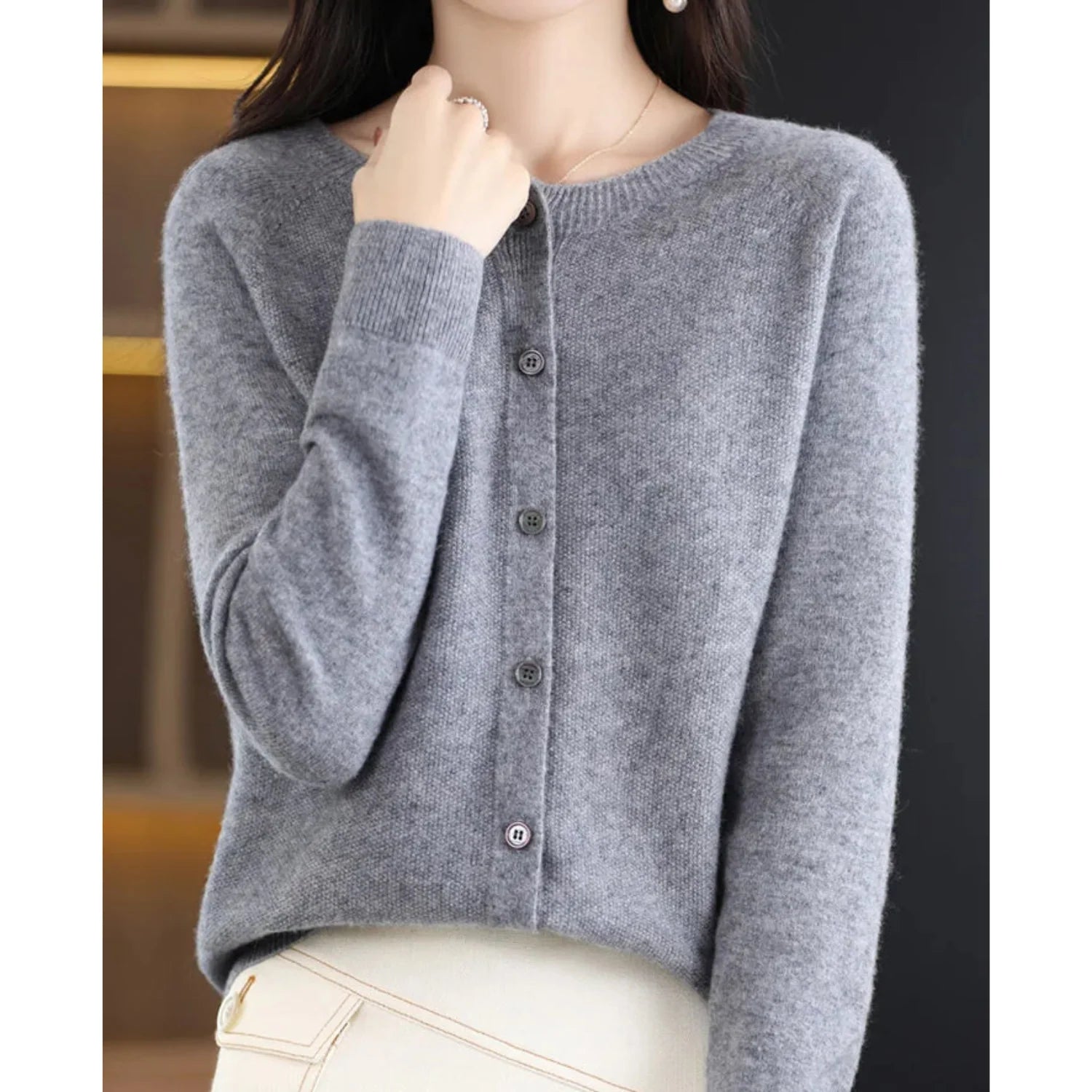 Dames gebreid vest met knoopsluiting gedragen in casual setting
