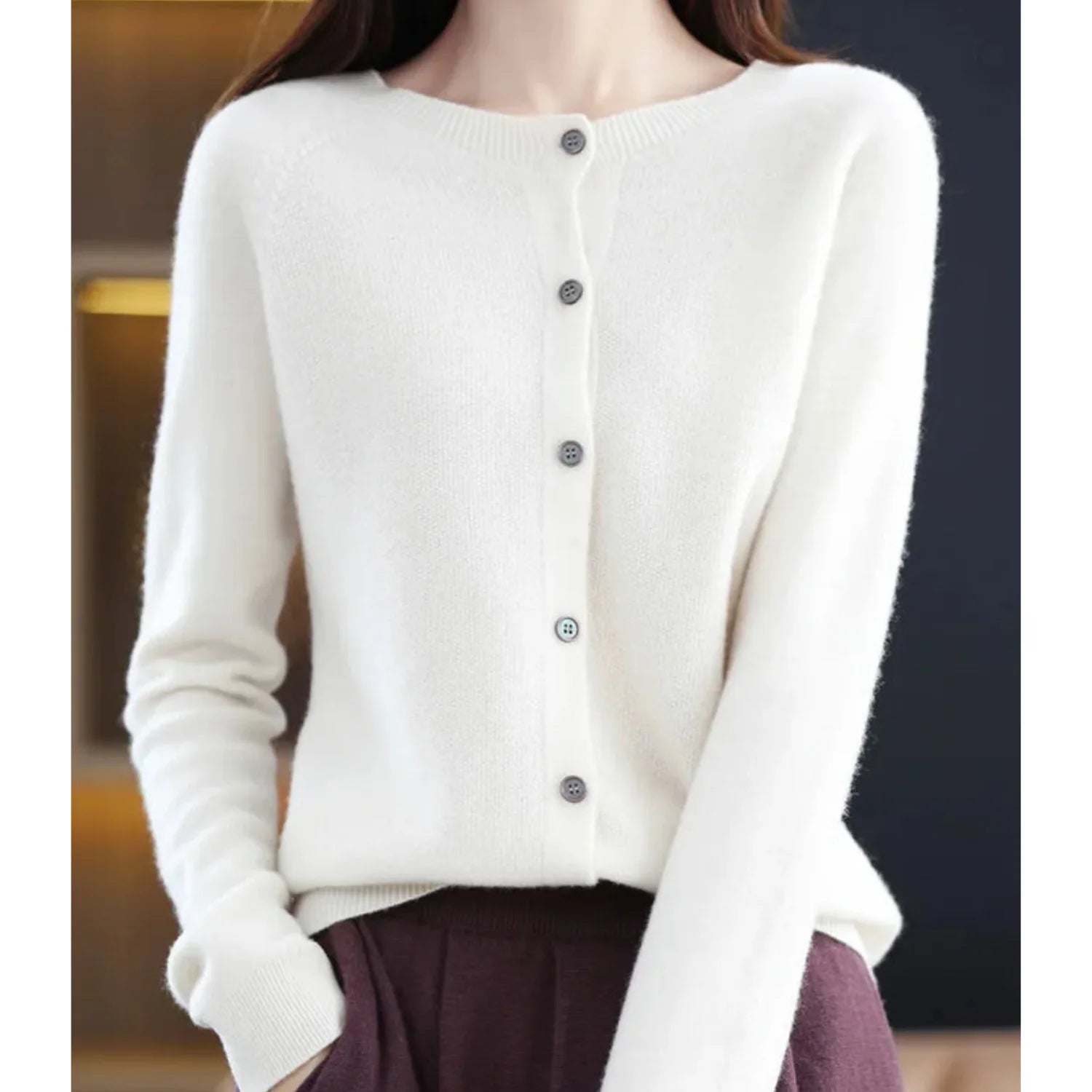 Close-up van gebreide dames cardigan met functionele knoopjes en zachte structuur