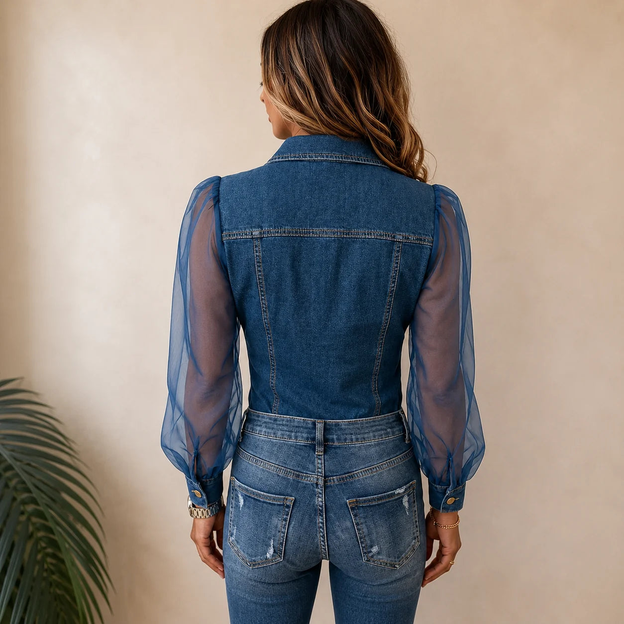 Close-up van denim blouse met klassieke kraag en borstzakken met knoopsluiting