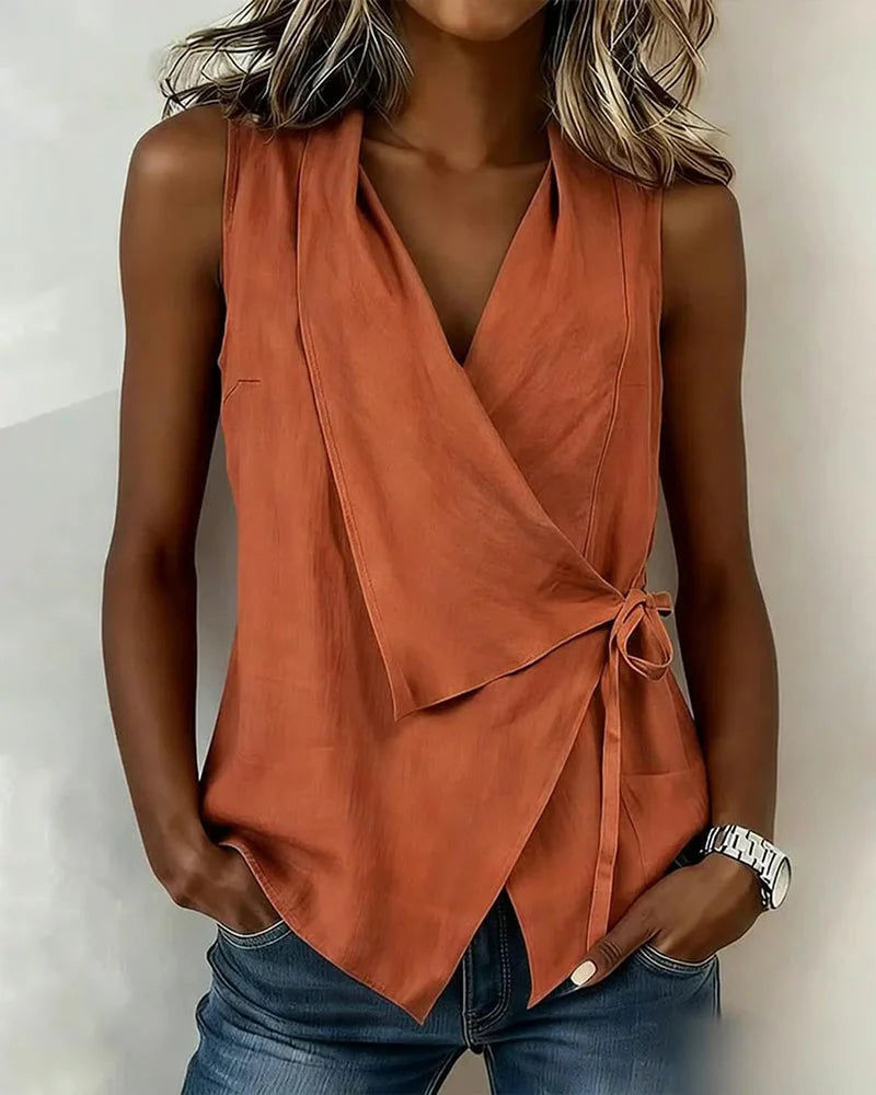Dames mouwloze wikkel top in oranje met asymmetrisch ontwerp en verstelbare strikband aan de zijkant