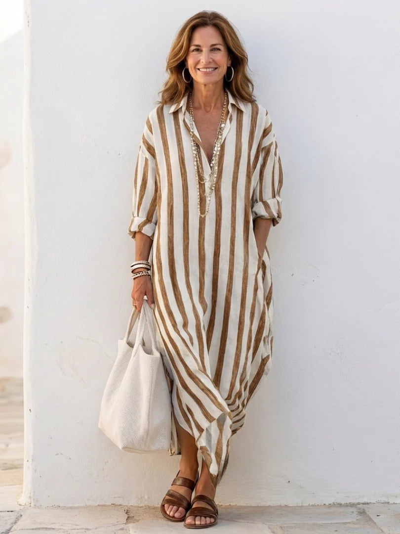 Gestreepte jurk met lange mouwen gecombineerd met sandalen voor zomerse outfit