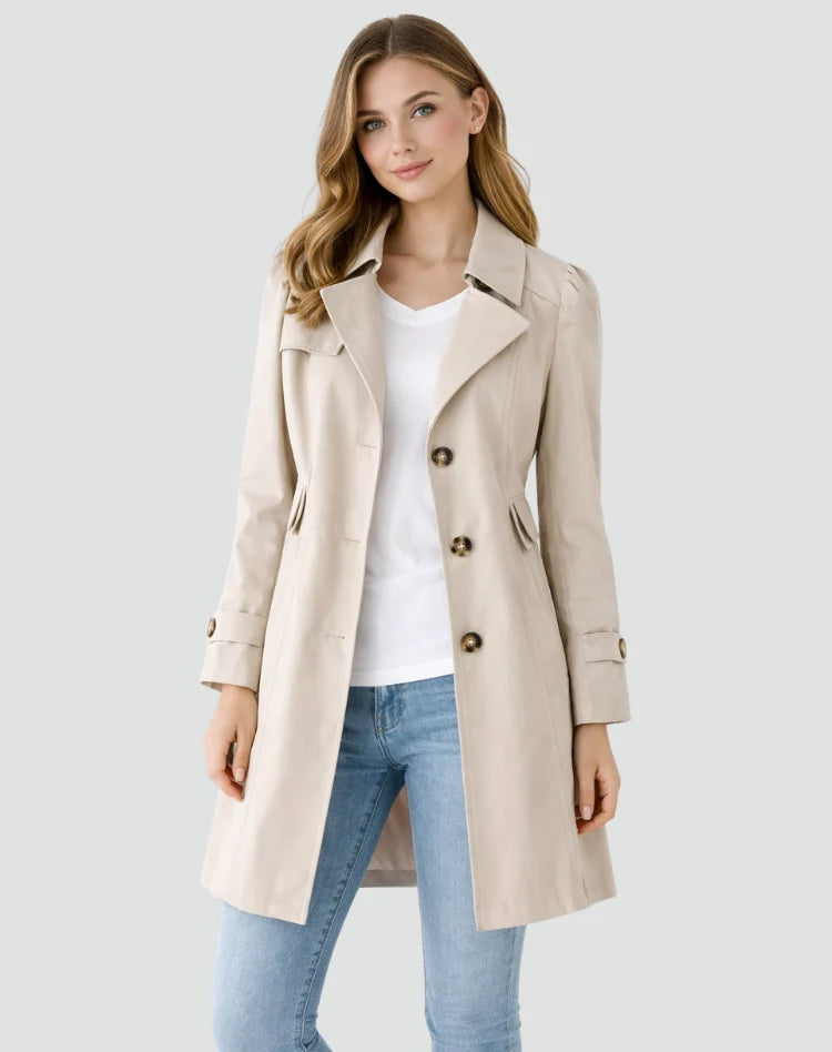 Lichtgewicht trenchcoat dames met slim fit pasvorm en tijdloze details, gedragen met jeans en wit shirt