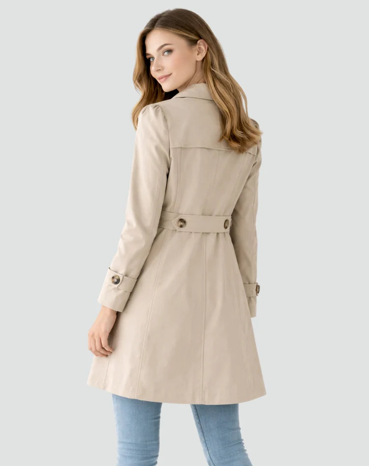 Voorkant van de trenchcoat met klassieke kraag met revers en getailleerde pasvorm voor dames