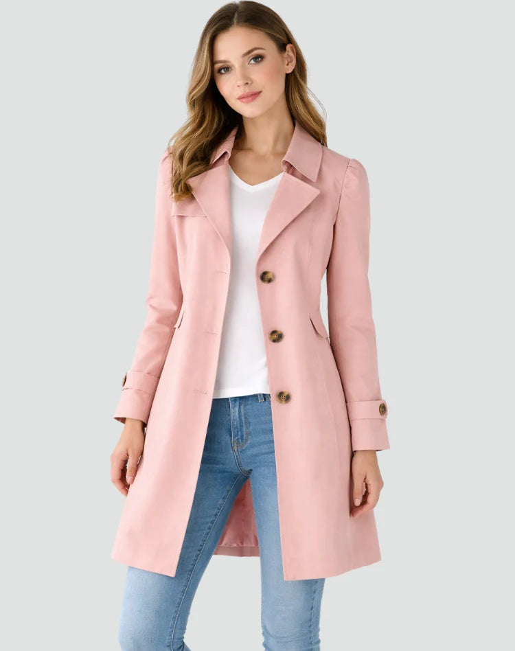 Close-up van de verstelbare manchetten met gespen op de lichtgewicht trenchcoat