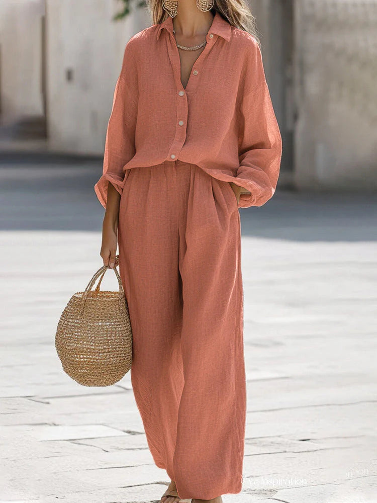 Vrouw draagt koraalkleurige linnen loungewear set met overhemdblouse en wijde broek op straat