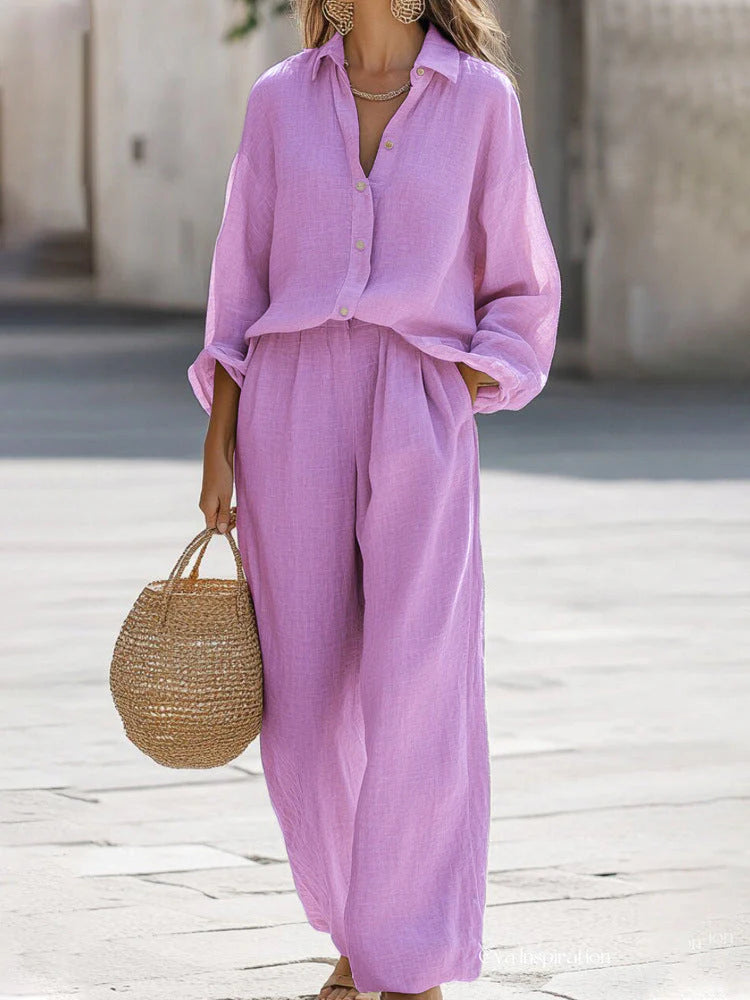 Vrouw loopt in tweedelige loungewear set met relaxte pasvorm