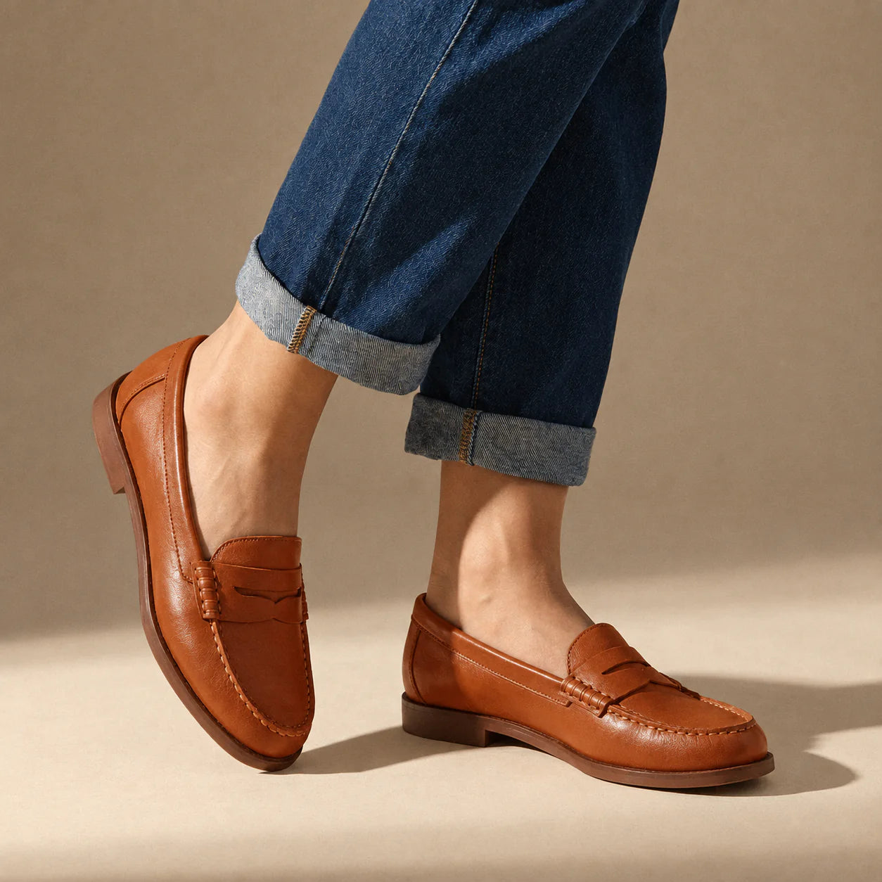 Close-up van dames penny loafers met glad oppervlak en klassiek loafer design