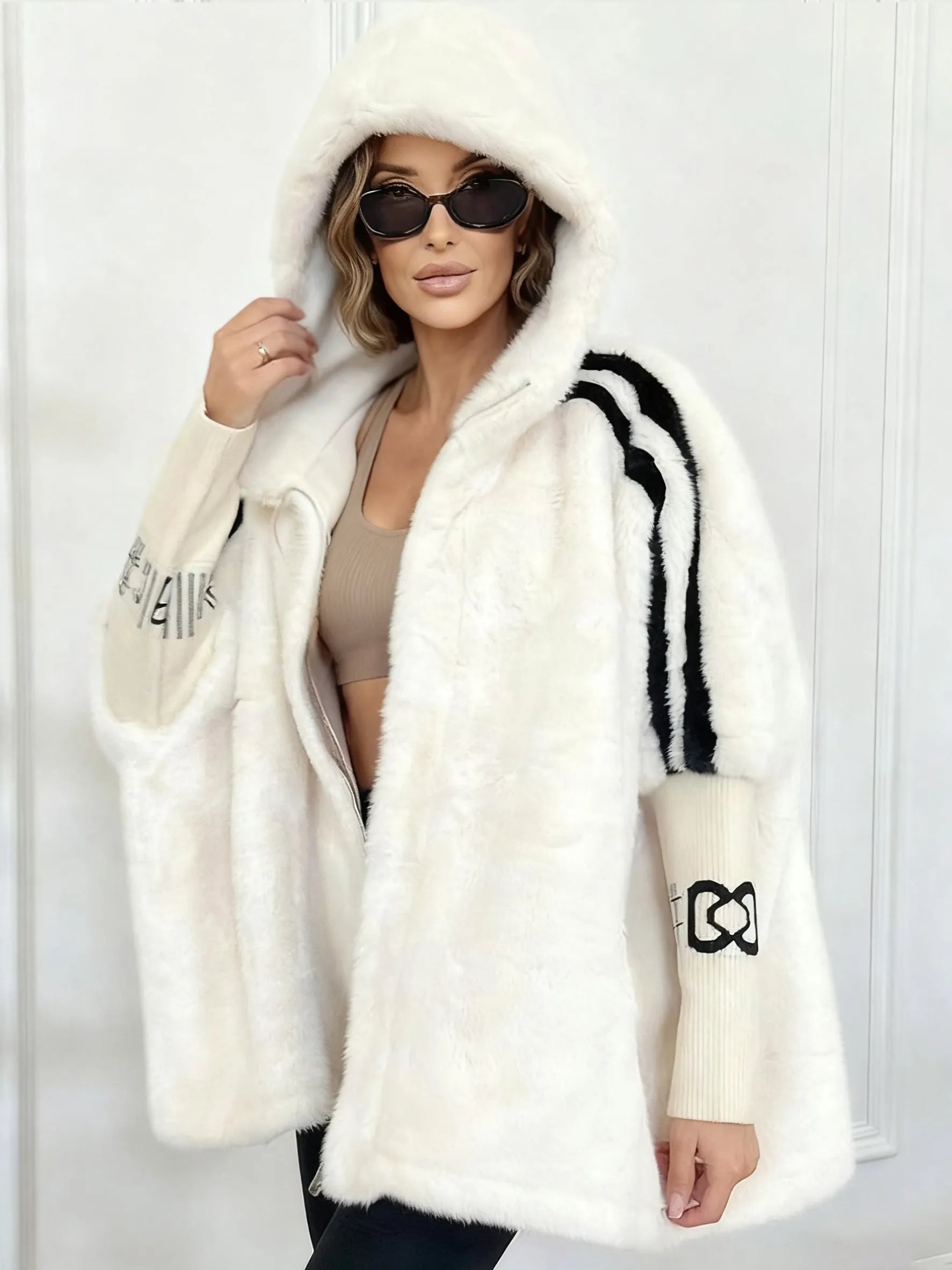 Volledige look van winterjas met capuchon, gedragen over sportkleding voor casual winterstijl