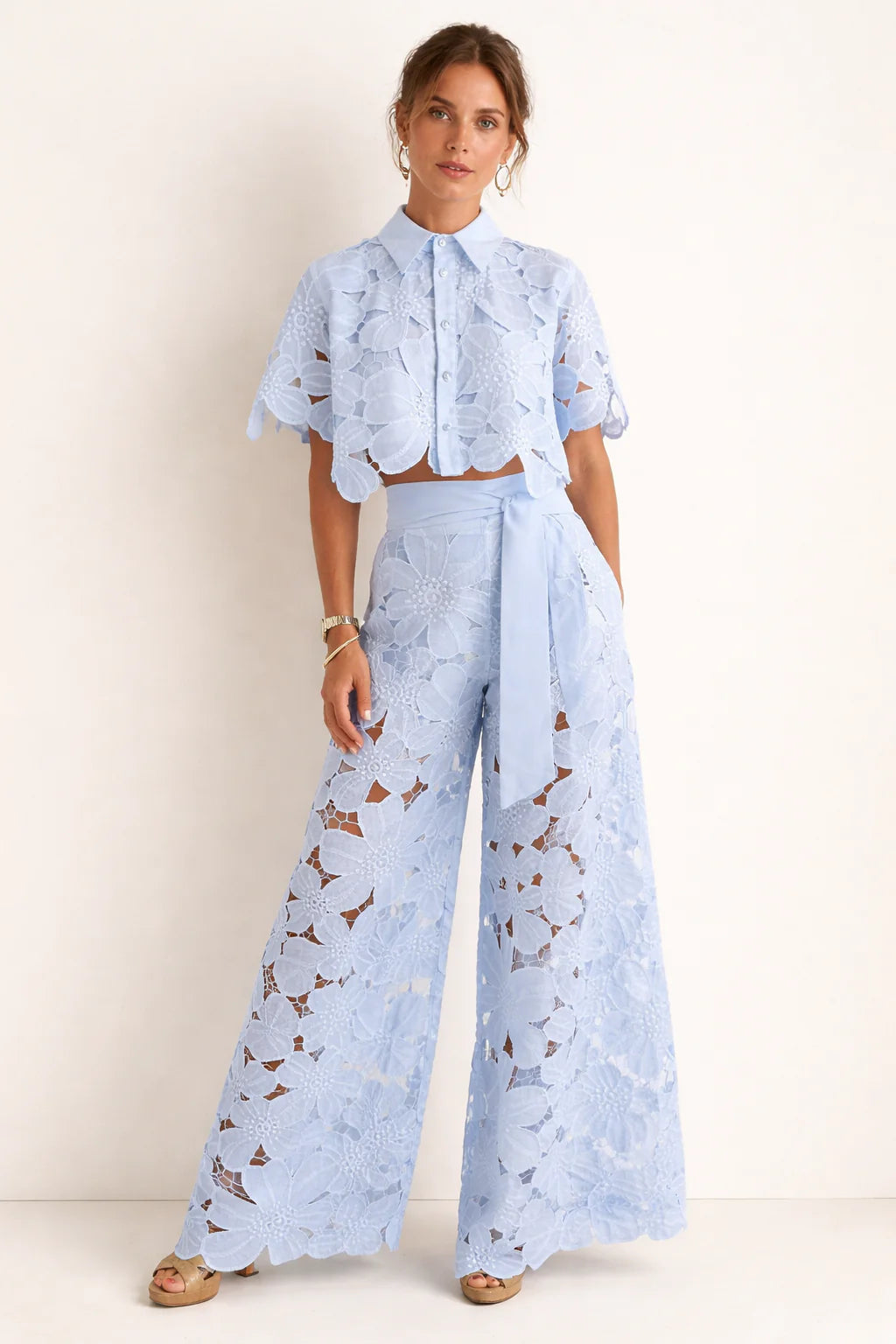 Dames kanten broek set met korte blouse en wijde pijpen in lichtblauw met bloemenpatroon
