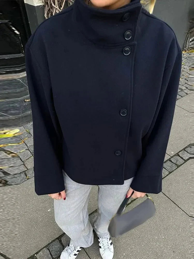 Zijaanzicht korte damesjas met opstaande kraag, regular fit silhouet en lange mouwen voor herfstseizoen