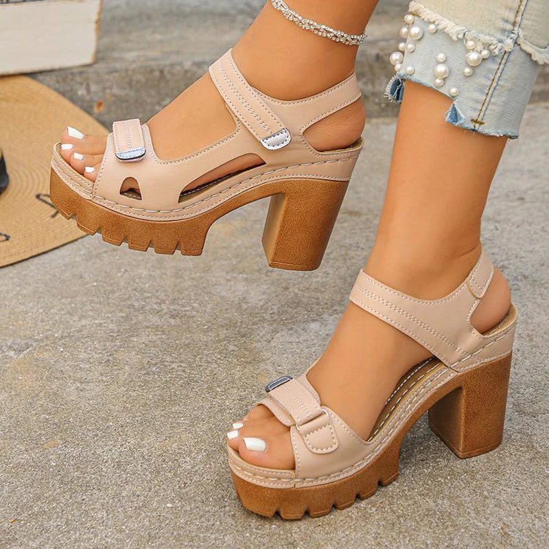 Zijaanzicht van platform sandalen met blokhak, brede bandjes en stevige getande zool voor grip