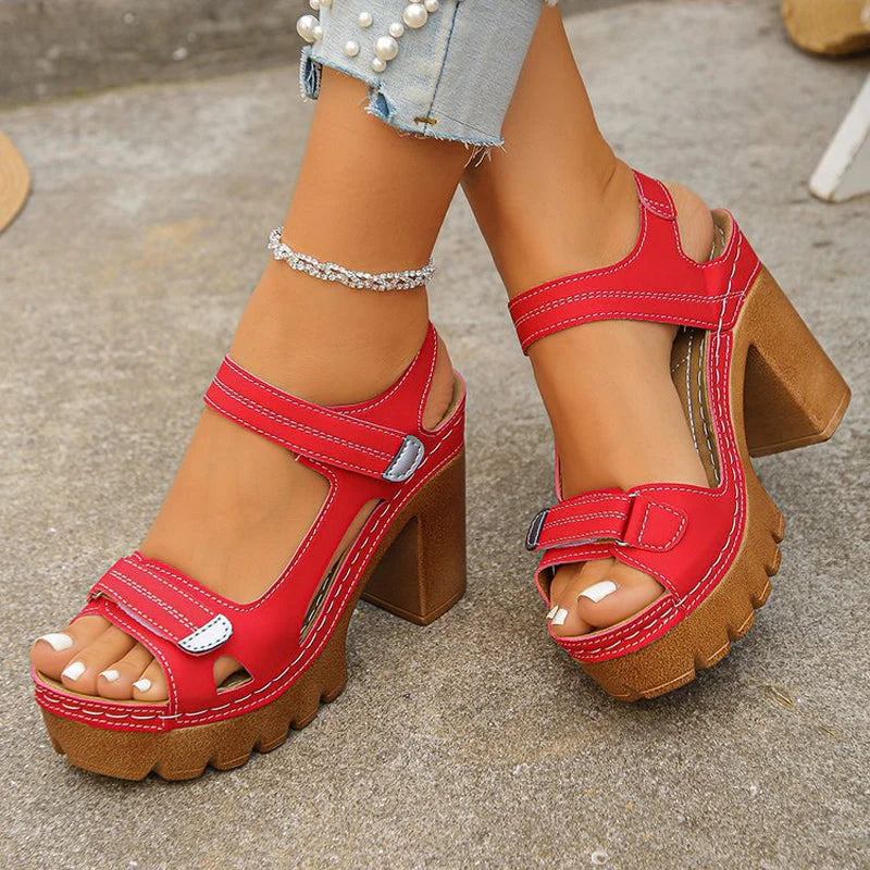 Vooraanzicht van dames platform sandalen met blokhak, open teen en brede bandjes