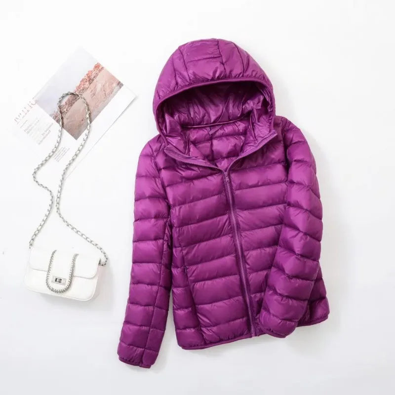Dames puffer jas in marineblauw met ritssluiting en elastische manchetten detail