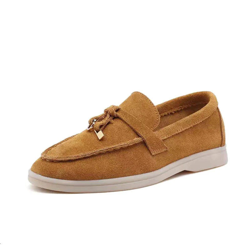 Zijaanzicht zwarte dames loafers met afgeronde neus en subtiele hak