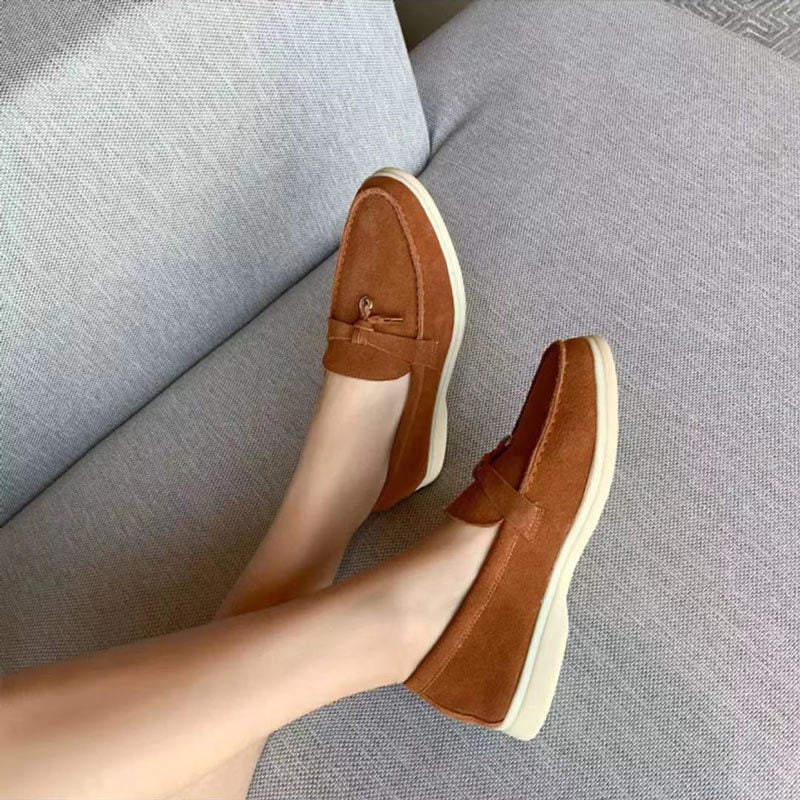 Vooraanzicht zwarte dames suède loafers met klassiek instapmodel