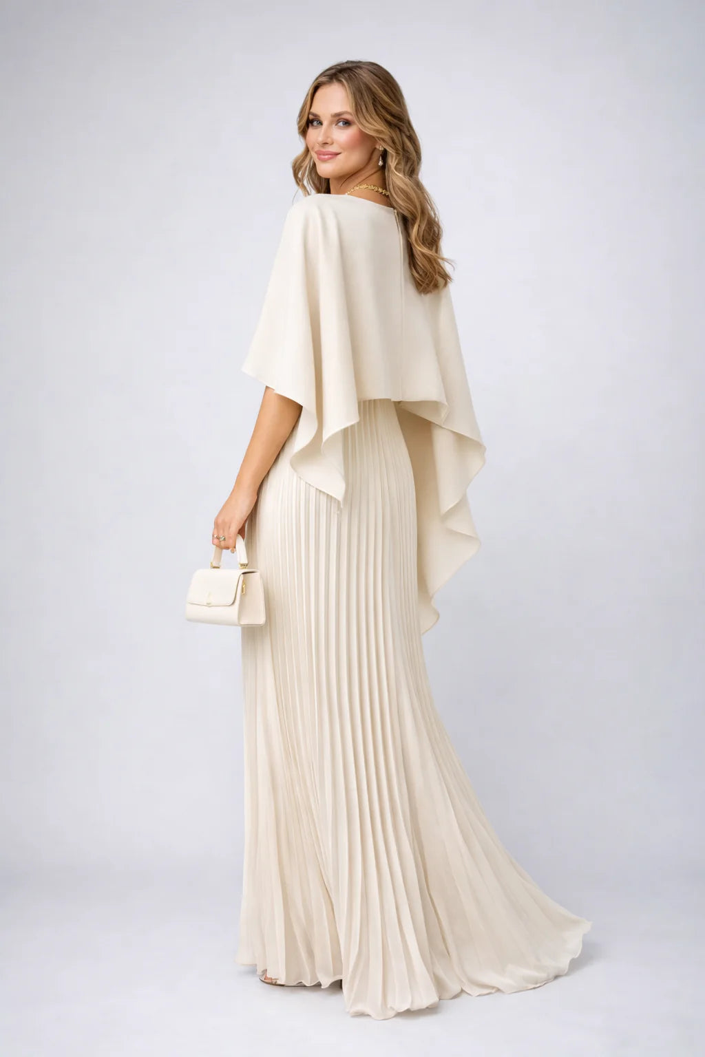 Zijaanzicht van maxi jurk met hoge hals en dramatische cape mouwen in lichte tint
