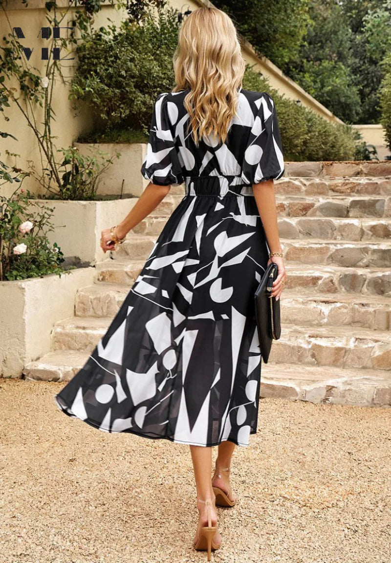 Close-up van elastische taille detail op bloemenprint midi jurk