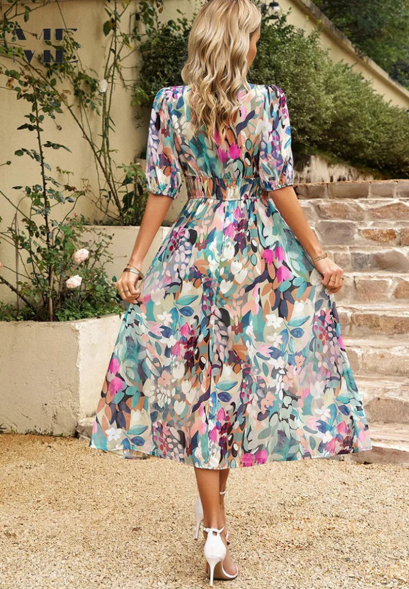 Detail van bloemenprint midi jurk met elastische taille en vloeiende rok