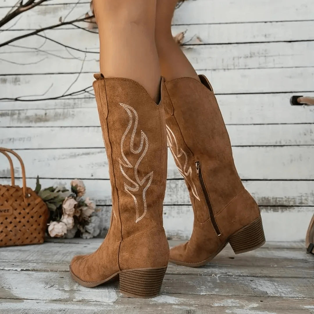 Zijkant van beige cowboylaarzen voor dames met zijrits en schuine blokhak
