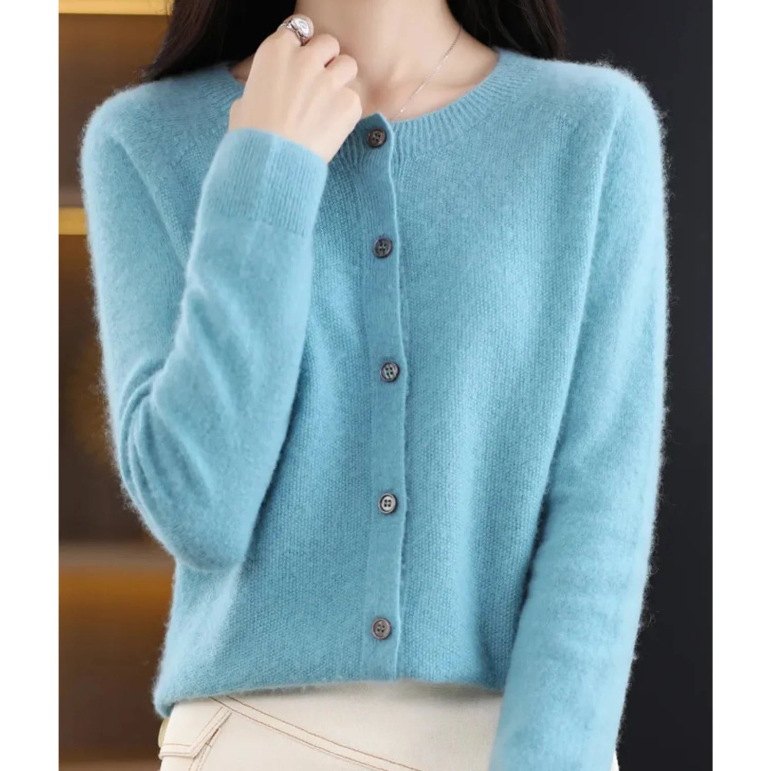 Zijaanzicht van dames gebreide cardigan met nette pasvorm en ribboord details