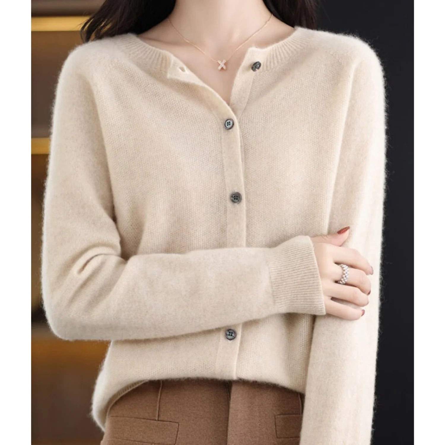 Detail van zachte gebreide stof en knoopdetails op dames cardigan