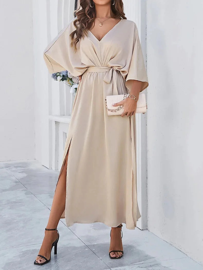 Close-up van maxi jurk met V-hals en afneembaar strikceintuur in beige kleur
